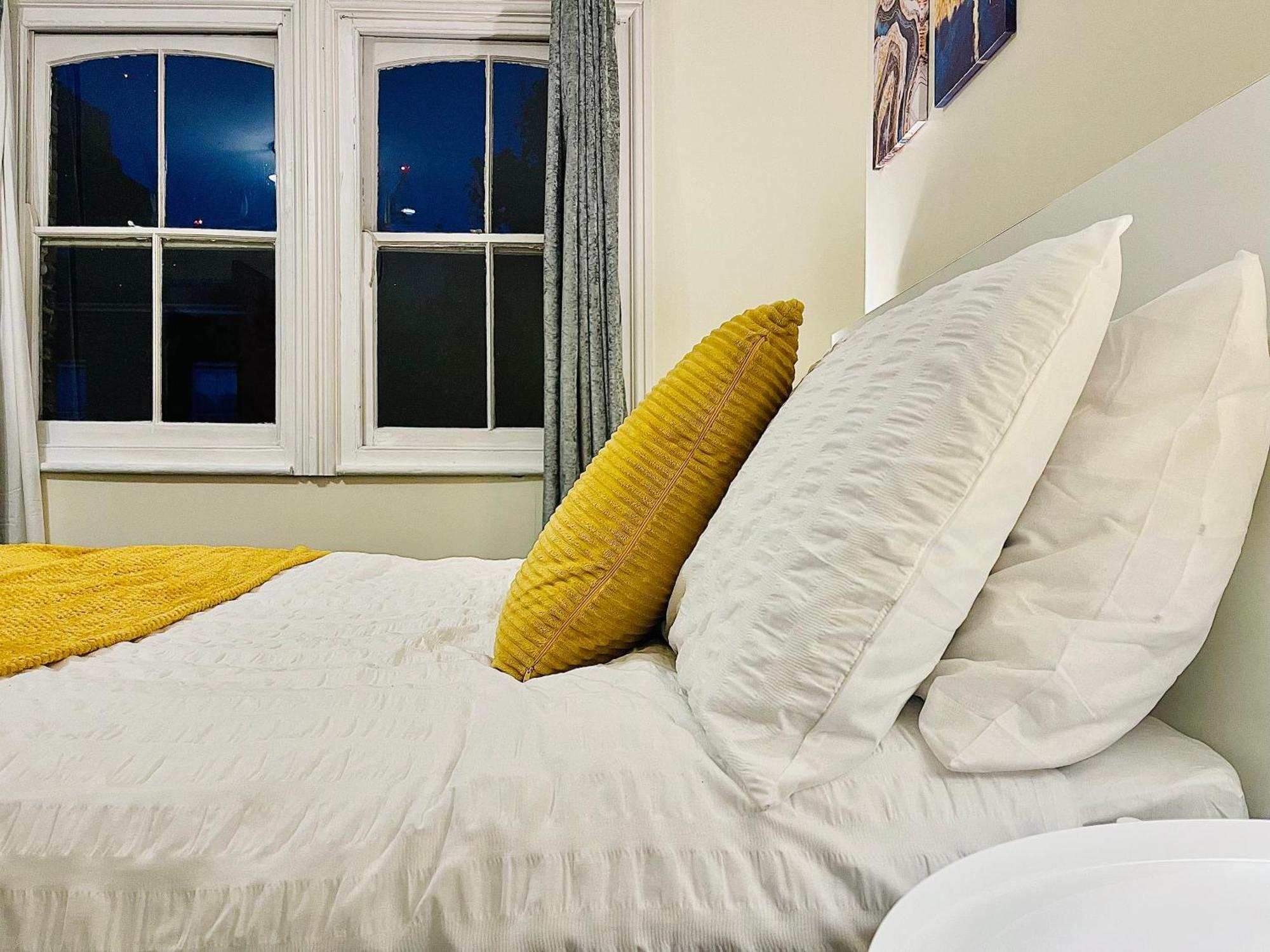 2 Bedroom Flat In Central Лондон Екстер'єр фото
